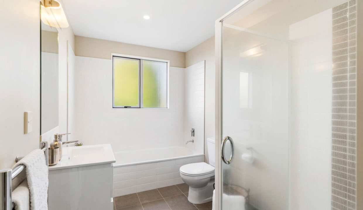 972b-H3071344-88004637__1713402786-46665-14.Bathroom2